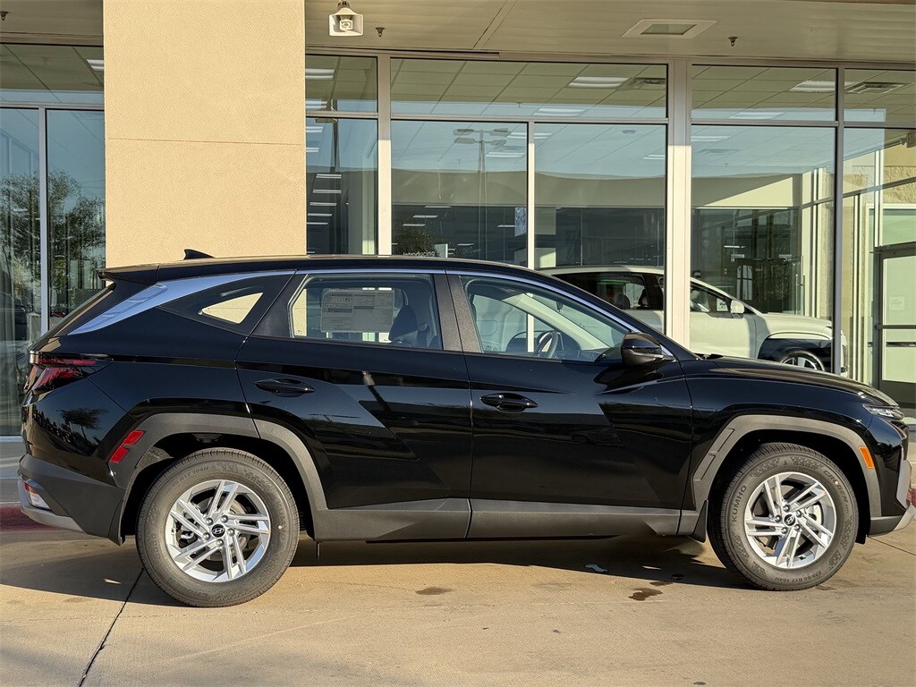 2026 Hyundai Tucson SE photo 3