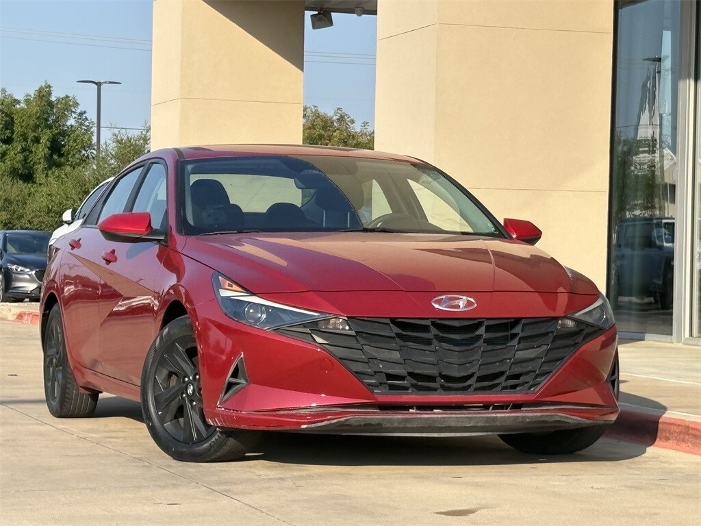 2023 Hyundai Elantra SEL photo 2