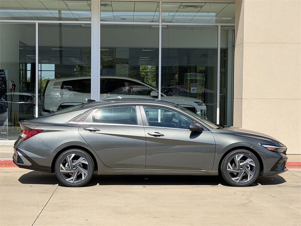New 2025 Hyundai Elantra Limited Sedan