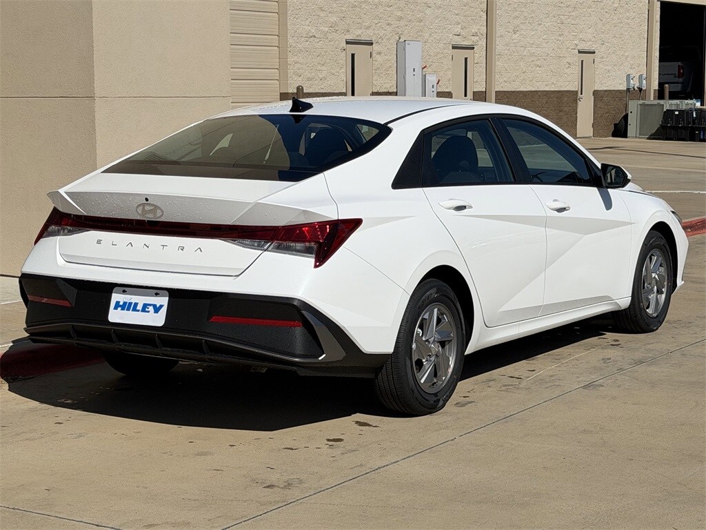 2026 Hyundai Elantra SE photo 3