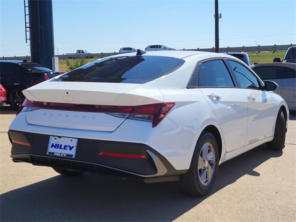 New 2025 Hyundai Elantra SE Sedan