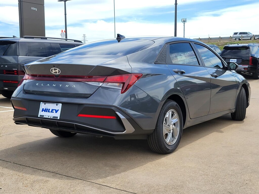 New 2026 Hyundai Elantra SE Sedan