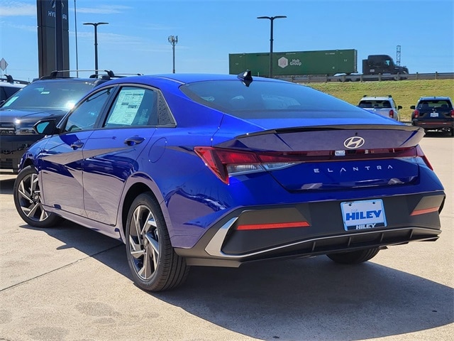 2025 Hyundai Elantra SEL Sport photo 3
