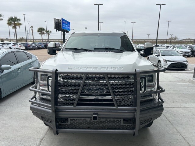 2022 Ford F-350 Lariat photo 2