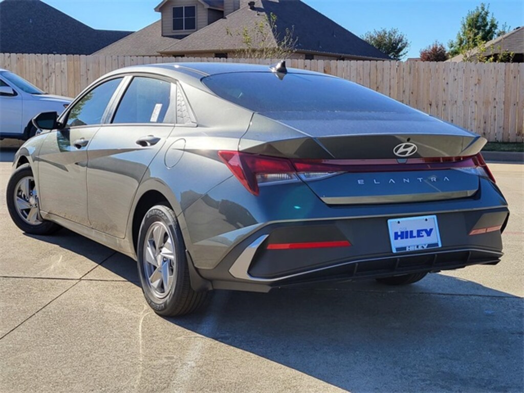 New 2025 Hyundai Elantra SE Sedan
