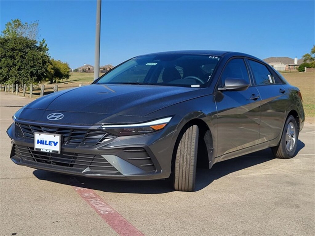 New 2025 Hyundai Elantra SE Sedan