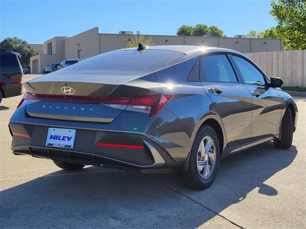 New 2025 Hyundai Elantra SE Sedan