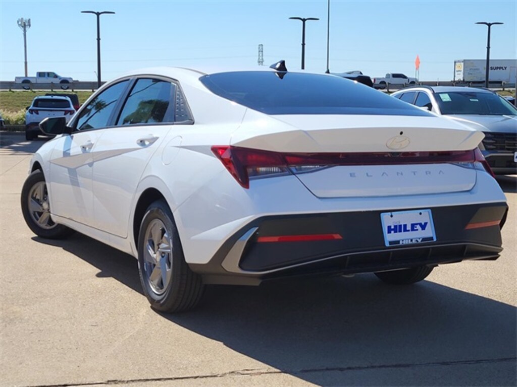 New 2025 Hyundai Elantra SE Sedan