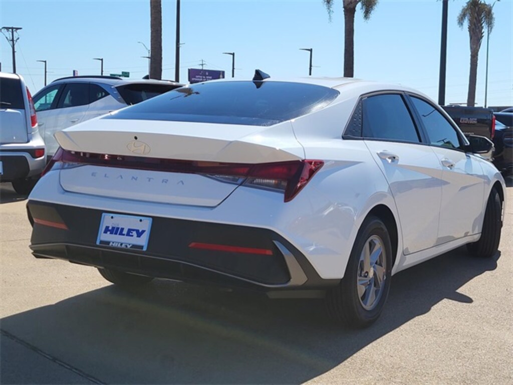 New 2025 Hyundai Elantra SE Sedan