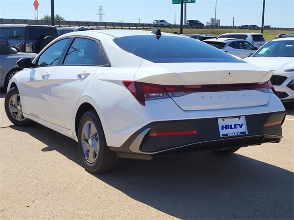 New 2025 Hyundai Elantra SE Sedan
