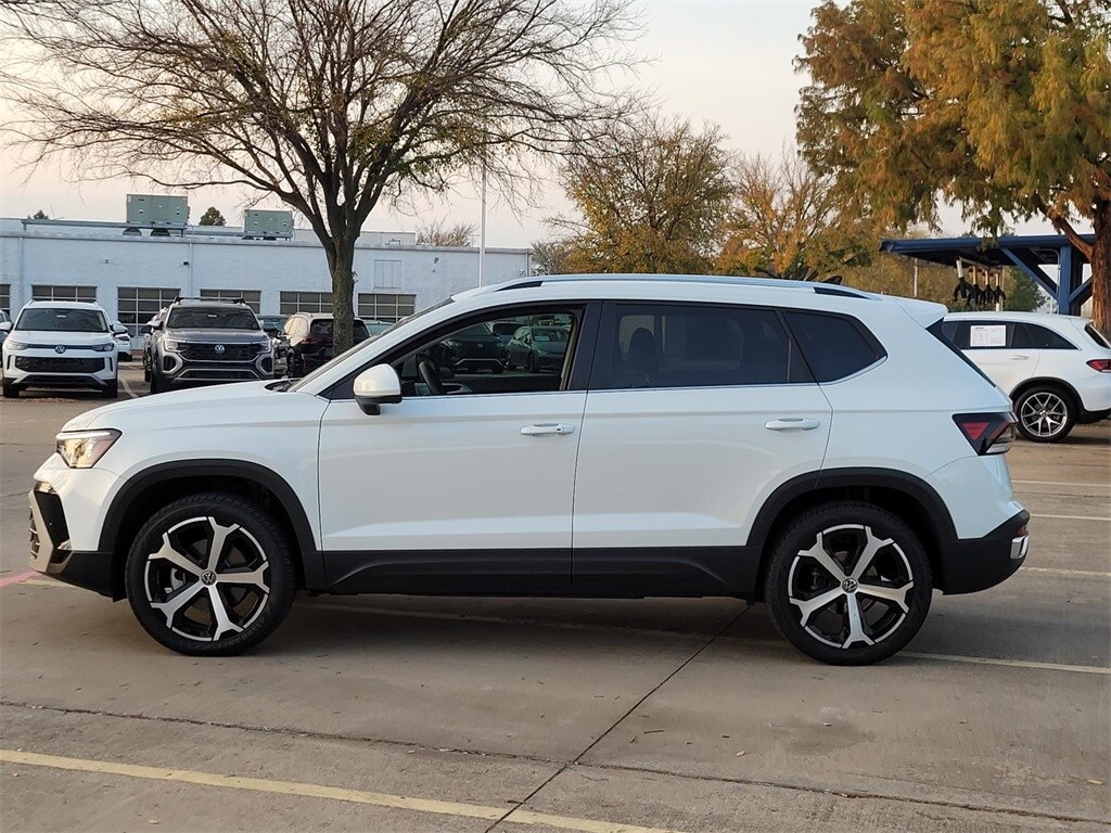 2025 Volkswagen Taos SEL photo 4