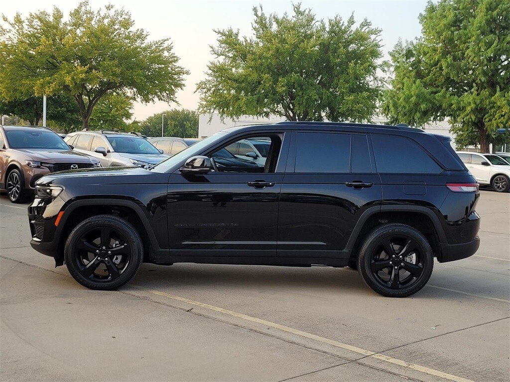 2022 Jeep Grand Cherokee Laredo photo 3