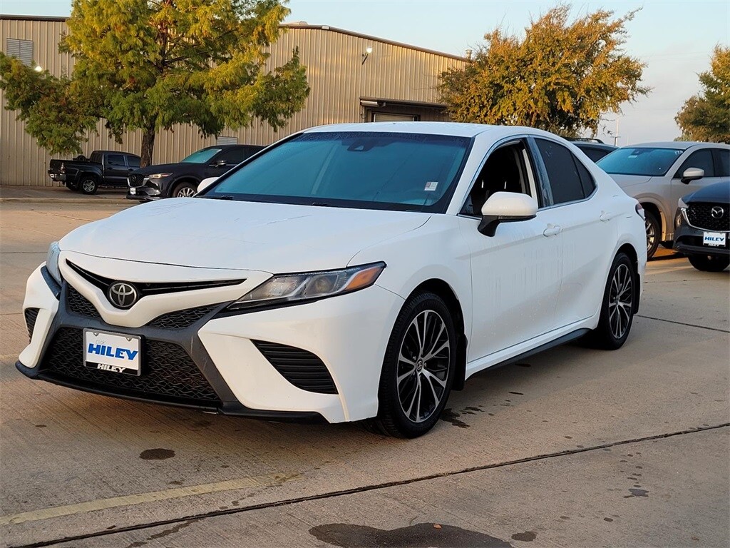Used 2020 Toyota Camry SE Sedan
