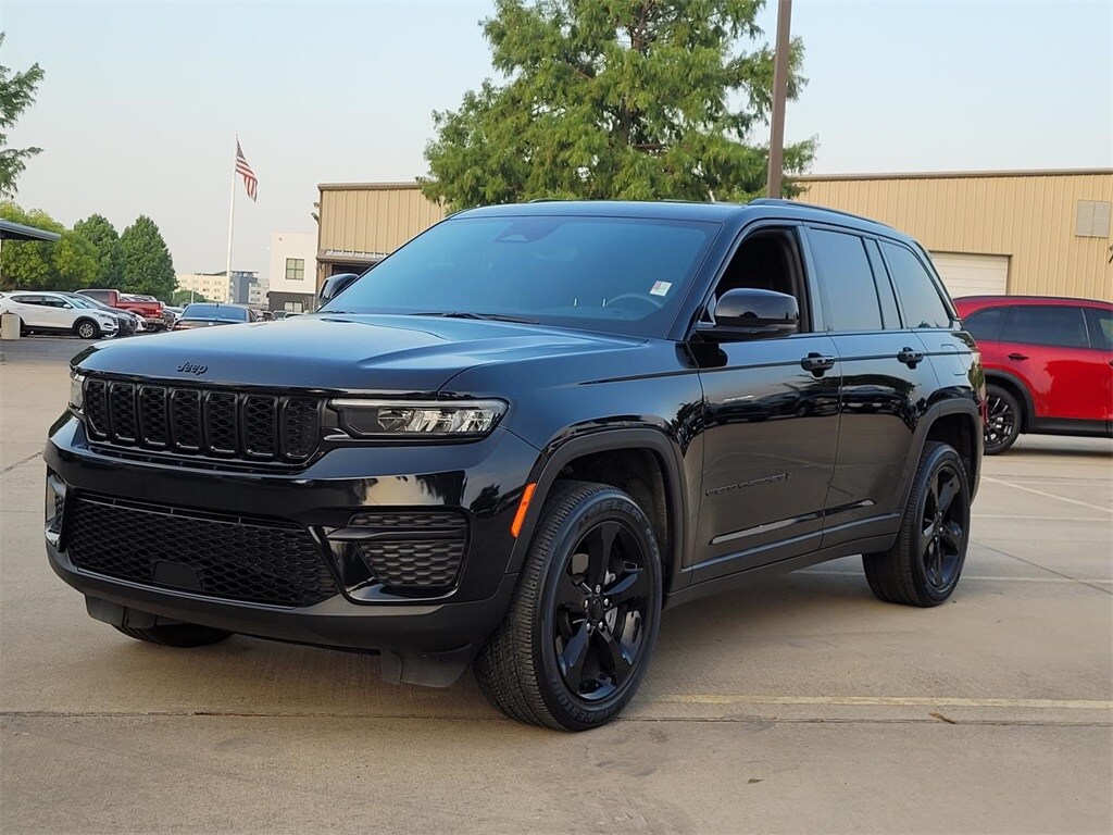 2022 Jeep Grand Cherokee Laredo photo 2