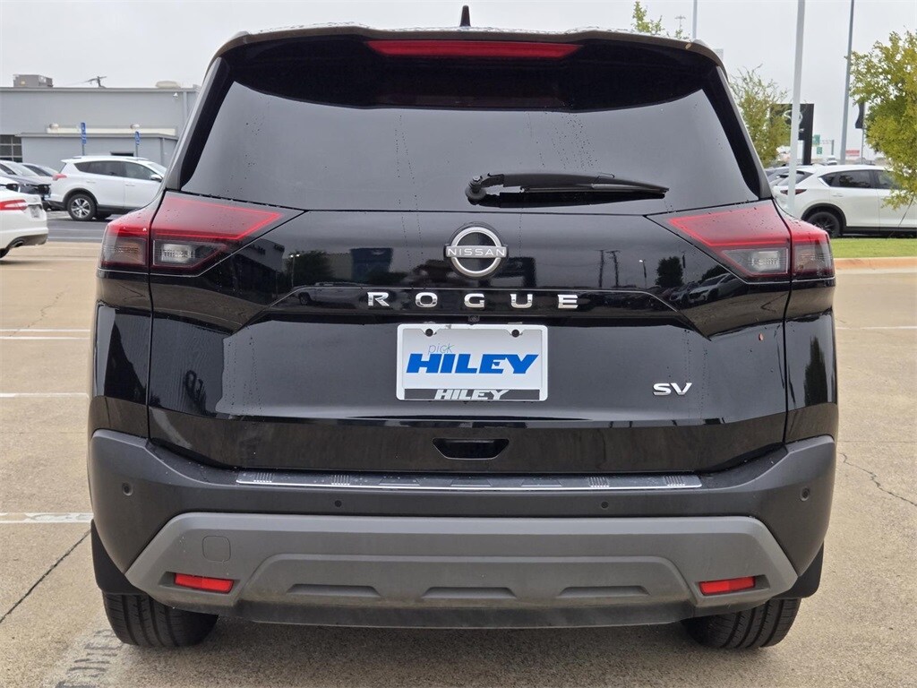 2022 Nissan Rogue SV photo 2