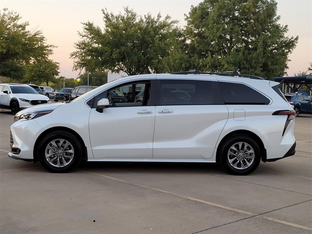 2025 Toyota Sienna XLE photo 4