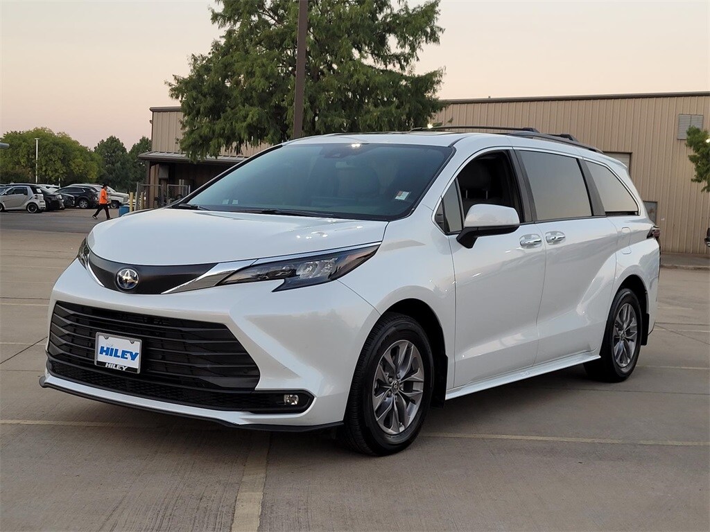 2025 Toyota Sienna XLE photo 3
