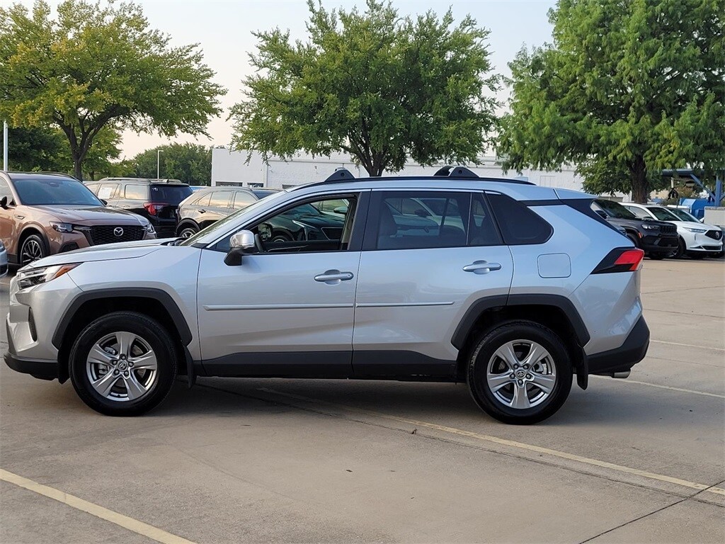 2023 Toyota RAV4 XLE photo 2