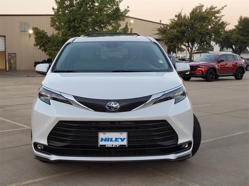 2025 Toyota Sienna XLE photo 2
