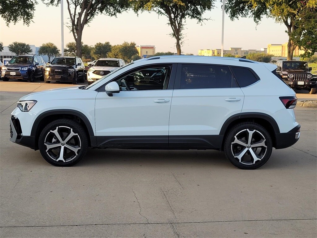 2025 Volkswagen Taos SEL photo 2