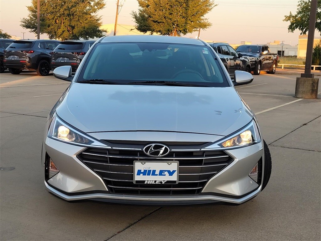 2019 Hyundai Elantra SEL photo 2