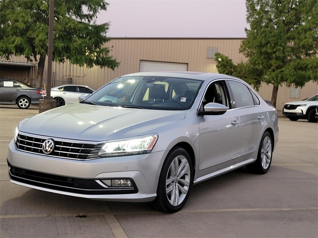 2018 Volkswagen Passat 2.0T SEL Premium photo 3