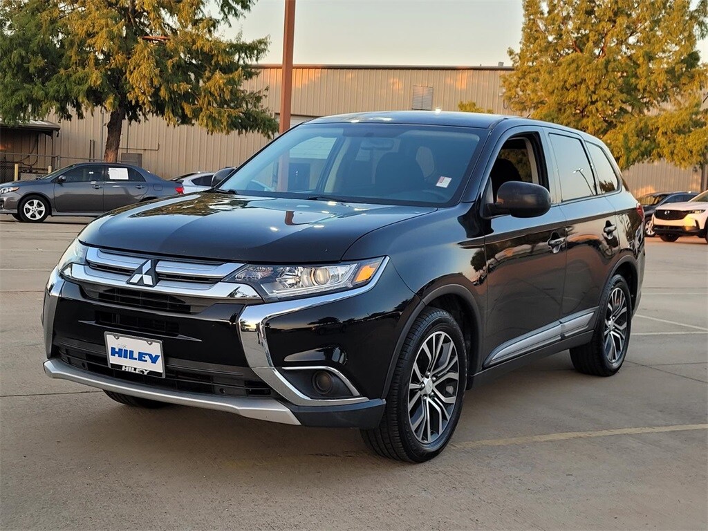 2016 Mitsubishi Outlander ES photo 2