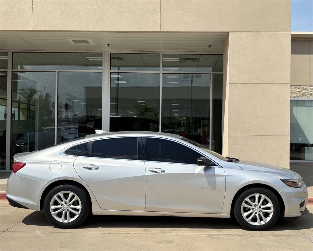 2017 Chevrolet Malibu 1LT photo 2