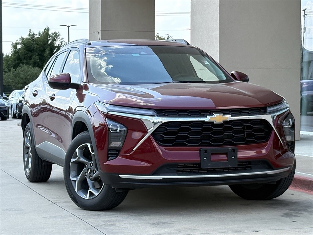 2025 Chevrolet Trax LT photo 2