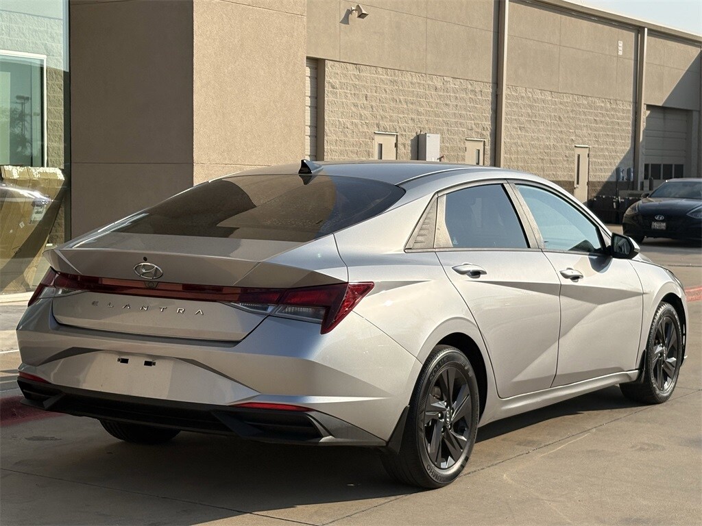2022 Hyundai Elantra SEL Convenience photo 4
