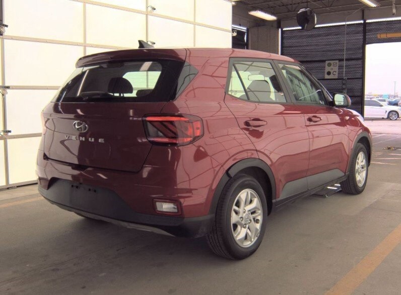 2021 Hyundai Venue SE photo 2