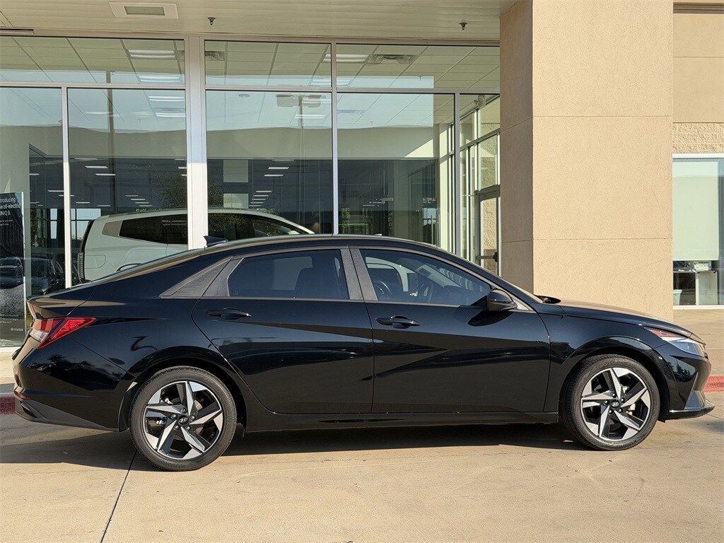 2023 Hyundai Elantra SEL photo 3