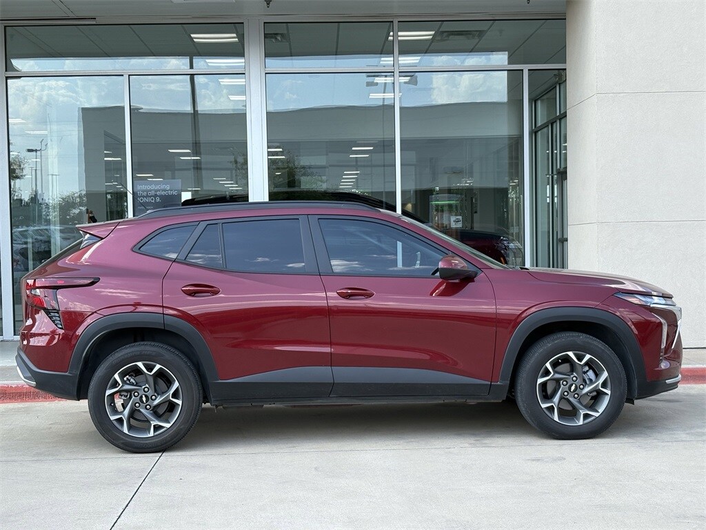 2025 Chevrolet Trax LT photo 3