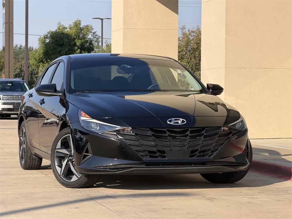2023 Hyundai Elantra SEL photo 2