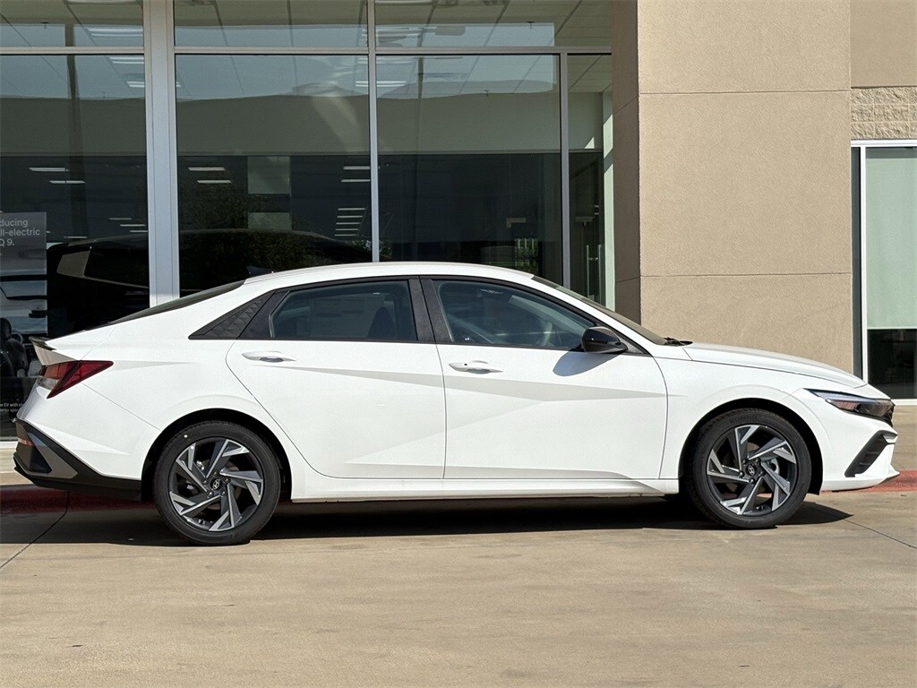 2025 Hyundai Elantra SEL Sport photo 2