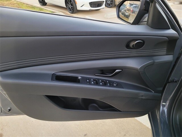 2025 Hyundai Elantra SEL Sport photo 2