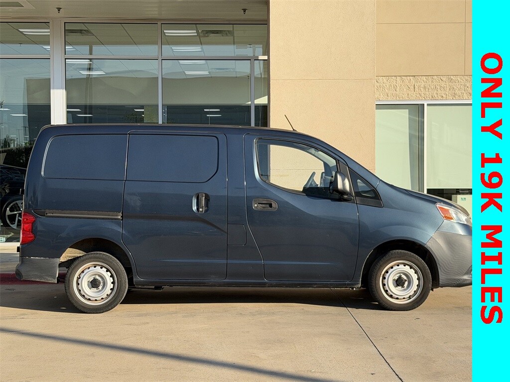 2016 Nissan NV200 S photo 2