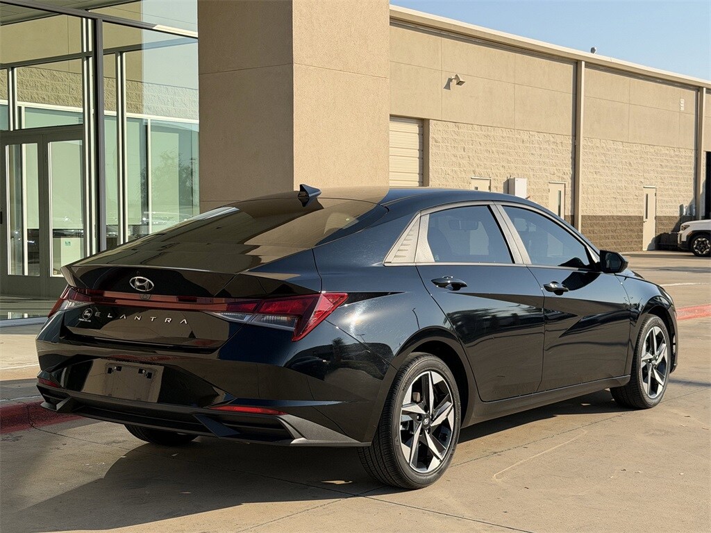 2023 Hyundai Elantra SEL photo 4