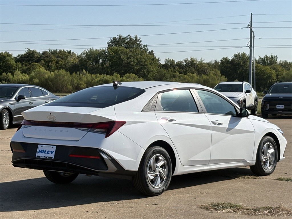 2025 Hyundai Elantra SE photo 2