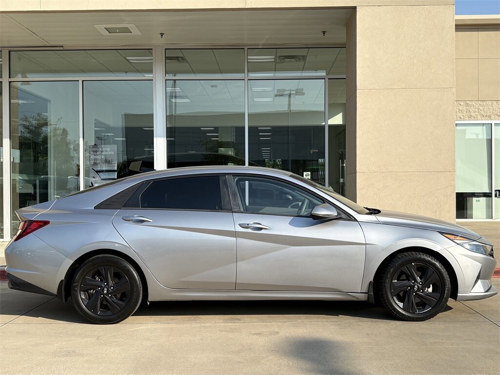 2022 Hyundai Elantra SEL Convenience photo 3