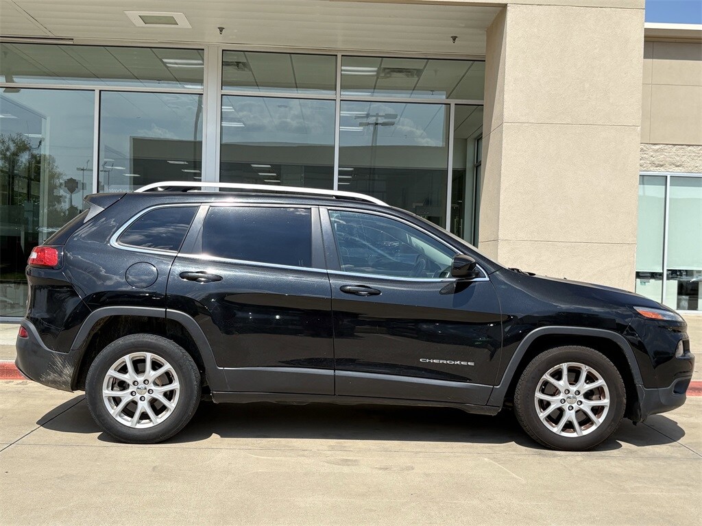 2016 Jeep Cherokee Latitude photo 2