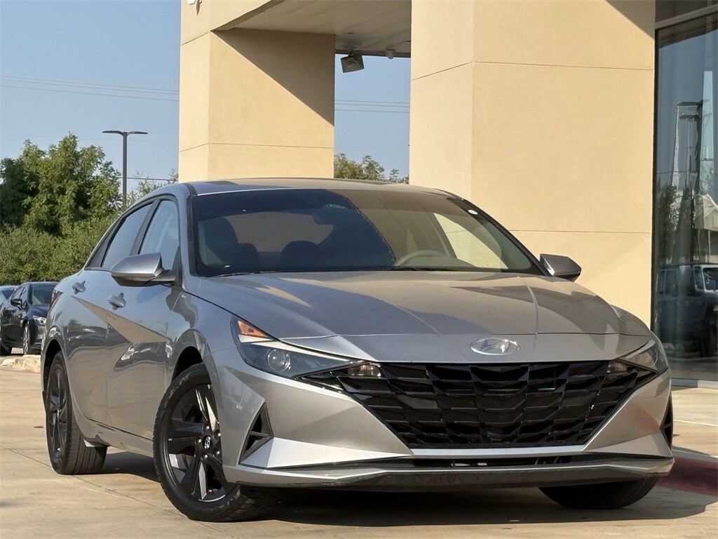 2022 Hyundai Elantra SEL Convenience photo 2