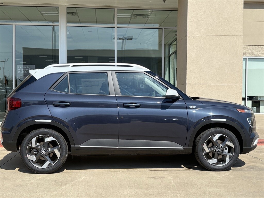 2025 Hyundai Venue Limited photo 2