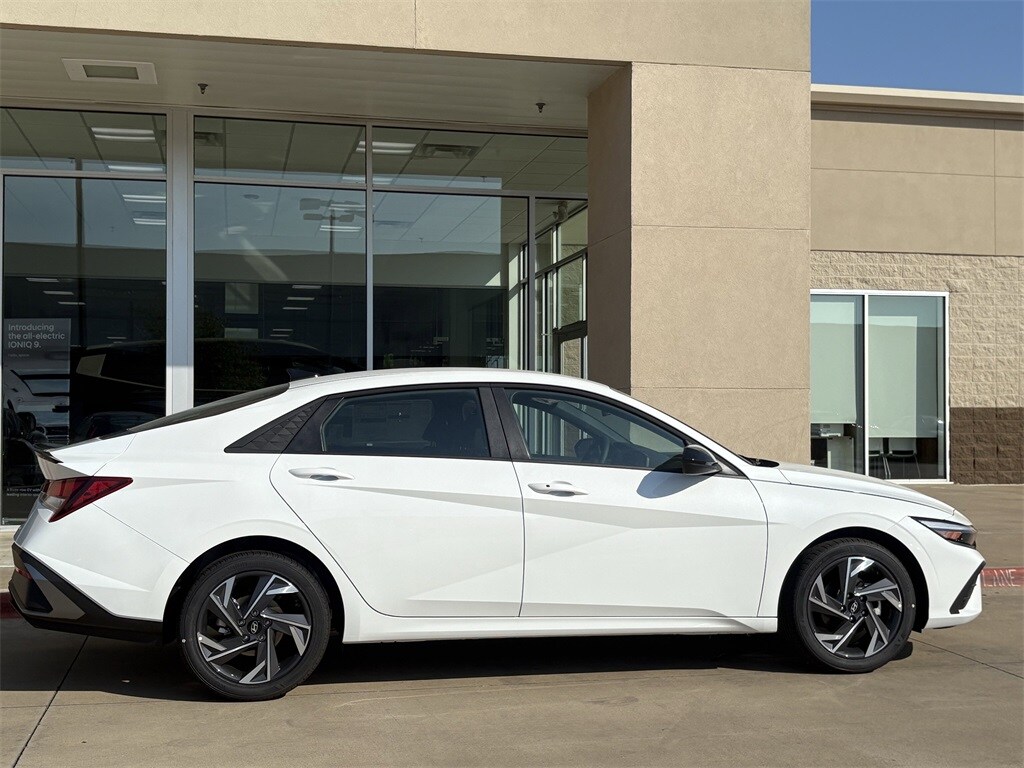 2025 Hyundai Elantra SEL Sport photo 3