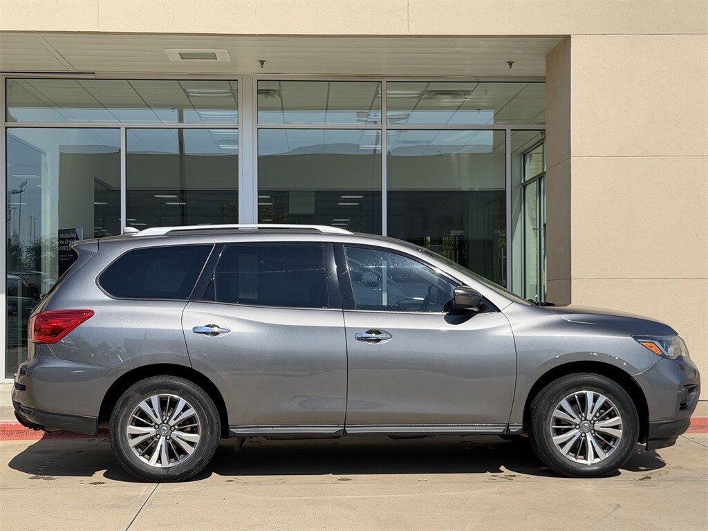 2020 Nissan Pathfinder SV photo 2