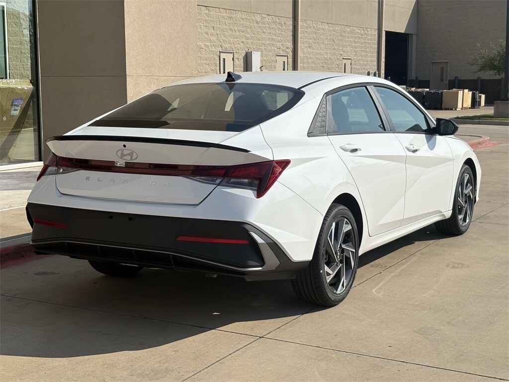 2025 Hyundai Elantra SEL Sport photo 4