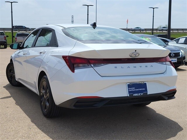 2021 Hyundai Elantra SEL photo 3