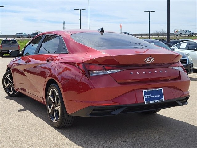 2023 Hyundai Elantra SEL photo 3