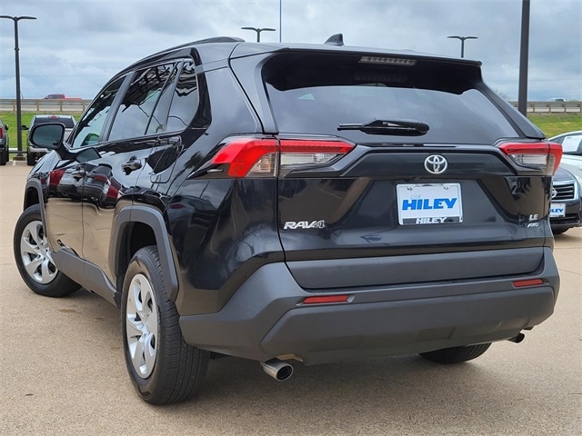2021 Toyota RAV4 LE photo 3