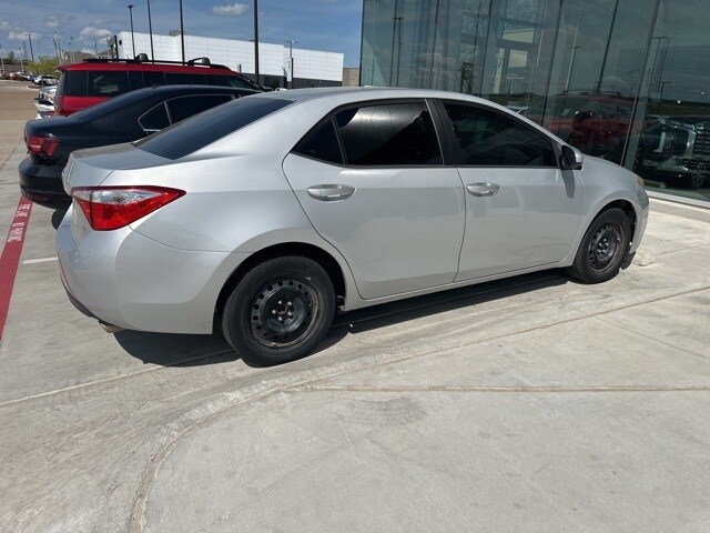 2015 Toyota Corolla LE photo 3